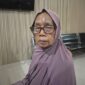 Korban penganiayaan, Saoda (62), saat berada di Mapolres Bulukumba usai melaporkan tindakan kekerasan yang diduga dilakukan oleh anak kandungnya sendiri. (Ist)