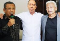 Ilustrasi – Jokowi merangkul Eggi Sudjana dan Damai Hari Lubis