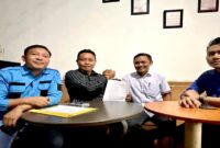 Nur Amin Tantu mengenakan baju hitam (tengah) didampingi dua kuasa hukumnya.