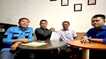 Nur Amin Tantu mengenakan baju hitam (tengah) didampingi dua kuasa hukumnya.