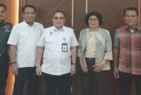 Psikiater UI dr. Mintarsih A. Latief Sp.KJ (dua dari kanan) dalam sebuah agenda pertemuan.