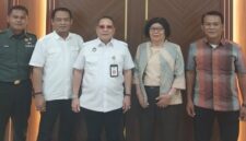 Psikiater UI dr. Mintarsih A. Latief Sp.KJ (dua dari kanan) dalam sebuah agenda pertemuan.