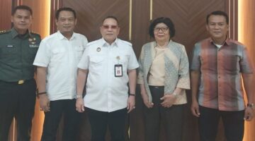 Psikiater UI dr. Mintarsih A. Latief Sp.KJ (dua dari kanan) dalam sebuah agenda pertemuan.