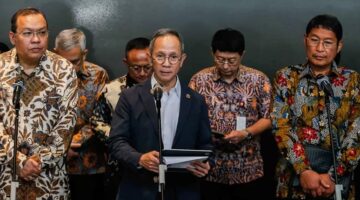 Ketua Dewan Komisioner Otoritas Jasa Keuangan (OJK), Mahendra Siregar (tengah) (Ist)