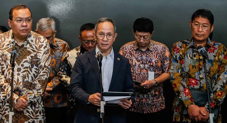 Ketua Dewan Komisioner Otoritas Jasa Keuangan (OJK), Mahendra Siregar (tengah) (Ist)