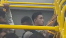 Tangkapan layar dari Instagram @jkt.fyp yang memperlihatkan terduga pelaku melakukan “solo karier” di dalam bus Transjakarta.