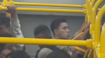 Tangkapan layar dari Instagram @jkt.fyp yang memperlihatkan terduga pelaku melakukan “solo karier” di dalam bus Transjakarta.