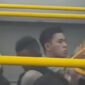 Tangkapan layar dari Instagram @jkt.fyp yang memperlihatkan terduga pelaku melakukan “solo karier” di dalam bus Transjakarta.