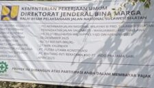 Papan proyek peningkatan Jalan Salomatti-Wanuwaru, Kecamatan Mallawa, Maros. Dikerjakan PT Putra Utama Konstruksi, konsultan supervisi PT Bintang Inti Rekatama KSO PT Indo Pratama Sari, kontrak Rp14,9 miliar, durasi 27 hari, sumber dana APBN.
