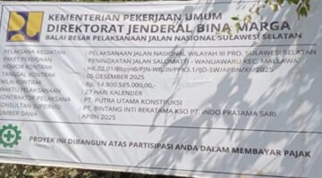 Papan proyek peningkatan Jalan Salomatti-Wanuwaru, Kecamatan Mallawa, Maros. Dikerjakan PT Putra Utama Konstruksi, konsultan supervisi PT Bintang Inti Rekatama KSO PT Indo Pratama Sari, kontrak Rp14,9 miliar, durasi 27 hari, sumber dana APBN.