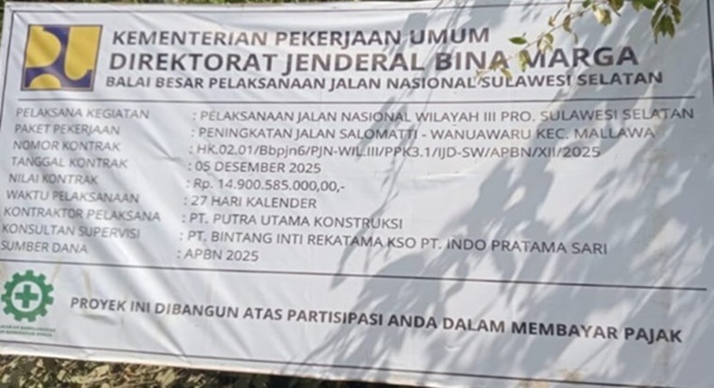 Papan proyek peningkatan Jalan Salomatti-Wanuwaru, Kecamatan Mallawa, Maros. Dikerjakan PT Putra Utama Konstruksi, konsultan supervisi PT Bintang Inti Rekatama KSO PT Indo Pratama Sari, kontrak Rp14,9 miliar, durasi 27 hari, sumber dana APBN.