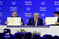 Prabowo menandatangani piagam Dewan Perdamaian pada Pertemuan Tahunan Forum Ekonomi Dunia di Davos, Swiss, Kamis (22/1/2026). (AP Photo/Markus Schreiber)