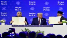 Prabowo menandatangani piagam Dewan Perdamaian pada Pertemuan Tahunan Forum Ekonomi Dunia di Davos, Swiss, Kamis (22/1/2026). (AP Photo/Markus Schreiber)