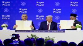 Prabowo menandatangani piagam Dewan Perdamaian pada Pertemuan Tahunan Forum Ekonomi Dunia di Davos, Swiss, Kamis (22/1/2026). (AP Photo/Markus Schreiber)