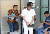 Tersangka kasus penerbitan faktur pajak tidak berdasarkan transaksi yang sebenarnya (TBTS) atau faktur fiktif.