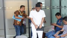 Tersangka kasus penerbitan faktur pajak tidak berdasarkan transaksi yang sebenarnya (TBTS) atau faktur fiktif.