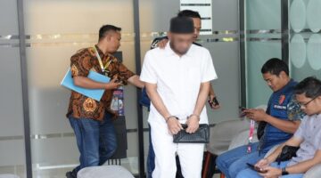 Tersangka kasus penerbitan faktur pajak tidak berdasarkan transaksi yang sebenarnya (TBTS) atau faktur fiktif.