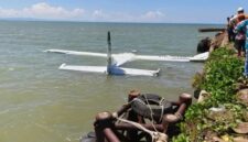 Pesawat Smart Air nyungsep di bibir Pantai Nabire Barat usai gagal landing akibat mesin bermasalah, Selasa (27/1/2026). (Ist)