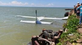 Pesawat Smart Air nyungsep di bibir Pantai Nabire Barat usai gagal landing akibat mesin bermasalah, Selasa (27/1/2026). (Ist)