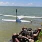 Pesawat Smart Air nyungsep di bibir Pantai Nabire Barat usai gagal landing akibat mesin bermasalah, Selasa (27/1/2026). (Ist)