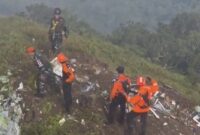 Tim SAR gabungan melakukan penyisiran di lokasi ditemukannya serpihan pesawat ATR 42-500 di lereng Gunung Bulusaraung, perbatasan Maros–Pangkep, Sulawesi Selatan, Minggu (18/1/2026). Medan terjal dan berkabut menyulitkan proses pencarian serta evakuasi. (Ist).