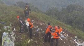 Tim SAR gabungan melakukan penyisiran di lokasi ditemukannya serpihan pesawat ATR 42-500 di lereng Gunung Bulusaraung, perbatasan Maros–Pangkep, Sulawesi Selatan, Minggu (18/1/2026). Medan terjal dan berkabut menyulitkan proses pencarian serta evakuasi. (Ist).