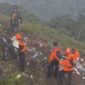 Tim SAR gabungan melakukan penyisiran di lokasi ditemukannya serpihan pesawat ATR 42-500 di lereng Gunung Bulusaraung, perbatasan Maros–Pangkep, Sulawesi Selatan, Minggu (18/1/2026). Medan terjal dan berkabut menyulitkan proses pencarian serta evakuasi. (Ist).