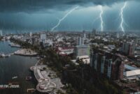 Kondisi cuaca ekstrem berupa hujan lebat dan petir di wilayah Makassar, Sulawesi Selatan, seiring peringatan dini BMKG terkait potensi banjir dan gelombang laut tinggi di sejumlah daerah. (Ilustrasi)