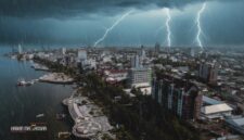 Kondisi cuaca ekstrem berupa hujan lebat dan petir di wilayah Makassar, Sulawesi Selatan, seiring peringatan dini BMKG terkait potensi banjir dan gelombang laut tinggi di sejumlah daerah. (Ilustrasi)