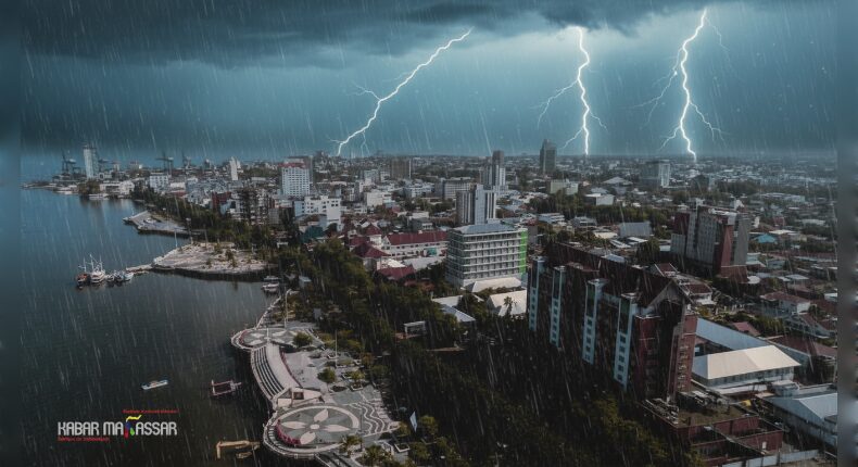 Kondisi cuaca ekstrem berupa hujan lebat dan petir di wilayah Makassar, Sulawesi Selatan, seiring peringatan dini BMKG terkait potensi banjir dan gelombang laut tinggi di sejumlah daerah. (Ilustrasi)