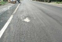 Pemandangan proyek rekonstruksi dan peningkatan Jalan Ruas Pekkae–Batas Kabupaten Soppeng yang dibiayai APBN, terlihat lapisan aspal baru mulai rusak.