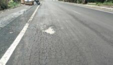 Pemandangan proyek rekonstruksi dan peningkatan Jalan Ruas Pekkae–Batas Kabupaten Soppeng yang dibiayai APBN, terlihat lapisan aspal baru mulai rusak.