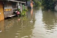 Banjir merendam pemukiman warga di Biringkanaya Makassar (Ist).