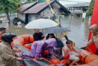 Tim BPBD Kota Bekasi mengevakuasi warga yang terdampak banjir
