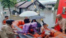 Tim BPBD Kota Bekasi mengevakuasi warga yang terdampak banjir