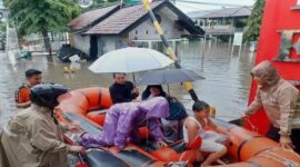 Tim BPBD Kota Bekasi mengevakuasi warga yang terdampak banjir