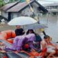 Tim BPBD Kota Bekasi mengevakuasi warga yang terdampak banjir