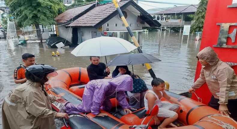 Tim BPBD Kota Bekasi mengevakuasi warga yang terdampak banjir
