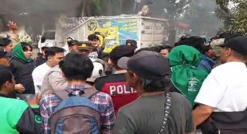 Kerumunan massa dan aparat terlihat di lokasi Demo Pemekaran Luwu Tengah di depan Kantor Gubernur Sulse