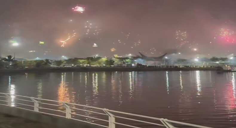 Suasana pesta kembang api dan petasan di Pantai Losari, Makassar, meski larangan resmi telah dikeluarkan.