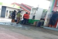 Penampakan jerigen yang menumpuk di SPBU 74.922.47 Panaikang, diduga untuk pengumpulan solar bersubsidi secara ilegal.