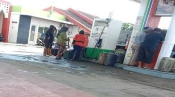Penampakan jerigen yang menumpuk di SPBU 74.922.47 Panaikang, diduga untuk pengumpulan solar bersubsidi secara ilegal.