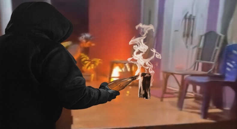 Foto ilustrasi rumah kepala desa di Kabupaten Luwu yang menjadi sasaran pelemparan bom molotov.