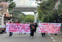 Puluhan pemuda dan mahasiswa yang tergabung dalam Garda Revolusi Rakyat (GERAK) Indonesia melakukan aksi unjuk rasa di Flyover dan Kejati Sulsel.