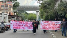 Puluhan pemuda dan mahasiswa yang tergabung dalam Garda Revolusi Rakyat (GERAK) Indonesia melakukan aksi unjuk rasa di Flyover dan Kejati Sulsel.