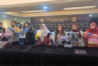 Polisi dan penyidik dari Polres Metro Jakarta Barat menunjukkan barang bukti kasus perdagangan anak, termasuk dokumen dan barang milik tersangka, saat konferensi pers.