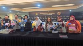 Polisi dan penyidik dari Polres Metro Jakarta Barat menunjukkan barang bukti kasus perdagangan anak, termasuk dokumen dan barang milik tersangka, saat konferensi pers.