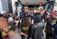 Massa aksi berkumpul di depan kantor PT Bank Mandiri cabang Makassar pada Kamis (12/2/2026), menuntut klarifikasi terkait dugaan praktik ilegal vendor penagihan.