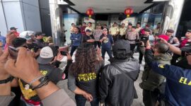 Massa aksi berkumpul di depan kantor PT Bank Mandiri cabang Makassar pada Kamis (12/2/2026), menuntut klarifikasi terkait dugaan praktik ilegal vendor penagihan.