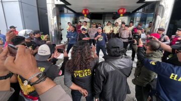 Massa aksi berkumpul di depan kantor PT Bank Mandiri cabang Makassar pada Kamis (12/2/2026), menuntut klarifikasi terkait dugaan praktik ilegal vendor penagihan.